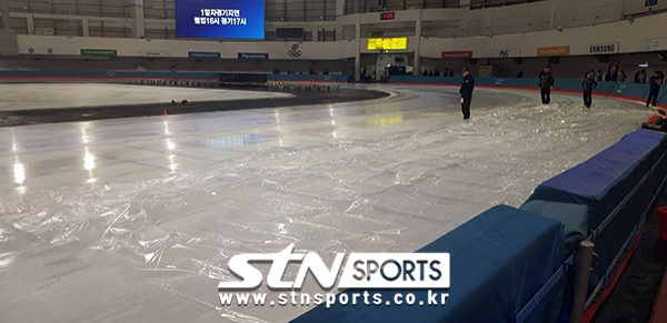 방수포 깔린 실내 빙상장, 태릉 국제스케이트경기장의 지붕 누수로 경기가 6시간 지연됐다.