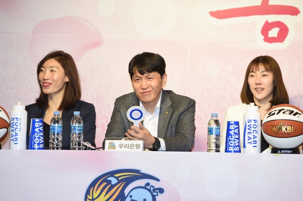 위성우 감독(중앙)과 박혜진(우측)