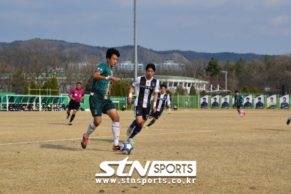 16일 오후 3시 경주축구공원에서 열린 경주한수원과 부산교통공사와의 2019 내셔널리그 공식 개막전에서 치열한 경기를 펼치고 있다.