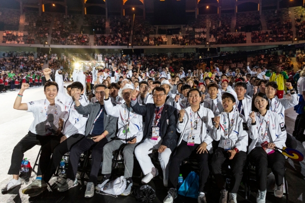 1일 자정(한국시간)에 시작한 '2019 아부다비 세계하계대회' 폐회식에서 한국선수단이 단체 촬영을 하고 있다.