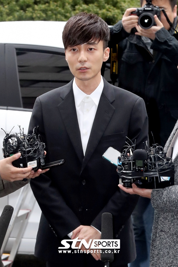 음란물 유포 혐의를 받고 있는 가수 로이킴이 10일 오후 서울 종로구 서울지방경찰청에 조사를 받기 위해 들어서며 취재진의 질문에 답변하고 있다.