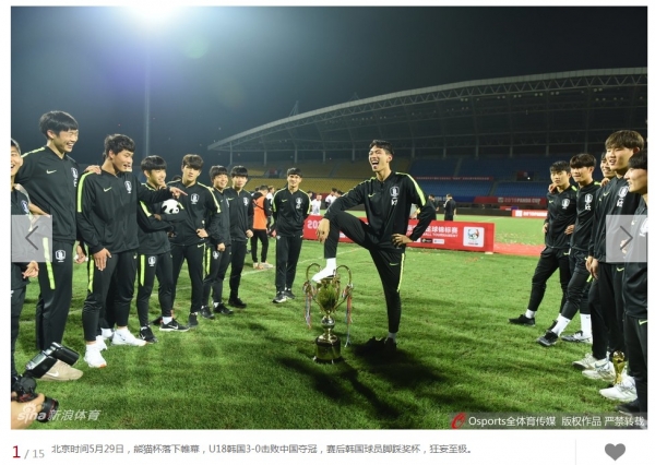 중국에서 열린 컵 대회에 출전한 18세 이하 청소년(U-18) 축구 국가대표팀이 우승 직후 세리머니를 하는 과정에서 우승 트로피를 발로 밟는 등 비상식적인 행동으로 물의를 일으켜 파문이 확산되고 있다.