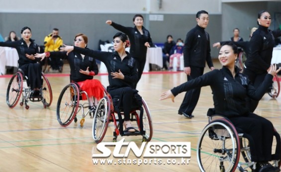 2018 대한장애인체육회장배 전국장애인댄스포츠선수권대회에서 참가 선수들이 경연을 펼치는 모습