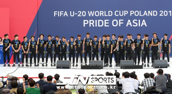 17일 오후 서울 중구 서울광장에서 열린 FIFA U-20 월드컵 대표팀 환영식에서 대표팀 선수들이 파이팅을 외치고 있다.