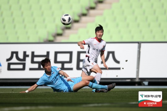 지난달 호주 프로축구 A리그 퍼스 글로리FC로 이적한 김수범이 제주 유나이티드 시절 경기하는 모습이다.