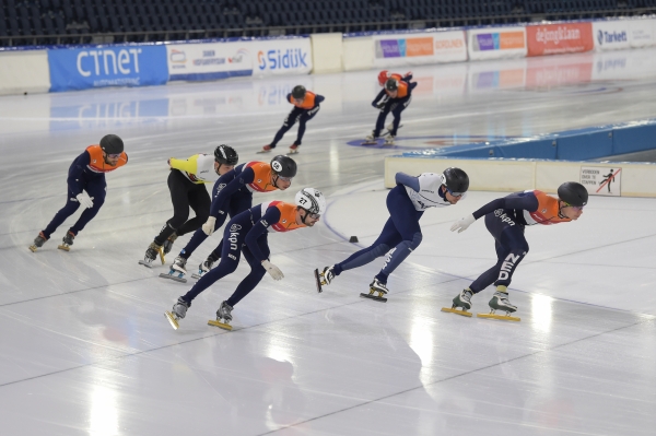 내달 9월 초 세계 최초로 아이스더비 대회가 열릴 네덜란드 헤렌벤에 위치한 티알프 빙상장에서 스케이팅 선수들이 220m 아이스더비 트랙 주행 테스트를 진행 중이다.