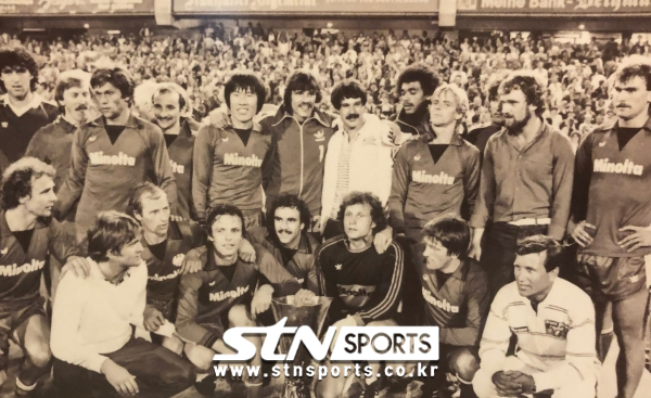 UEFA 컵 우승 후 동료들과 웃고 있는 차범근(상단 좌측부터 우측으로 다섯 번째)