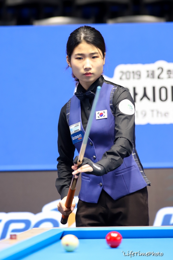 '제2회 아시아 3쿠션 여자 선수권대회' 결승에 오른 용현지가 경기에 집중하고 있다.