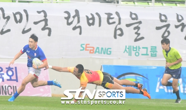 서천오 감독이 이끄는 럭비 대표팀은 24일 오후 인천 남동아시아드 럭비경기장에서 열린 '2020 도쿄 올림픽 아시아 지역예선' 4강전에서 '강호' 중국을 연장전 끝에 12-7로 꺾었다. 한국이 중국 수비를 뚫고 돌파하고 있다.