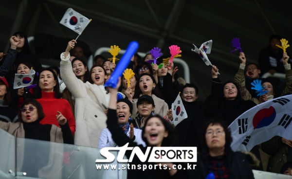 서천오 감독이 이끄는 럭비 대표팀은 24일 오후 인천 남동아시아드 럭비경기장에서 열린 '2020 도쿄 올림픽 아시아 지역예선' 4강전에서 '강호' 중국을 연장전 끝에 12-7로 꺾었다. 한국 장정민이 극적인 트라이를 시도하고 있다.