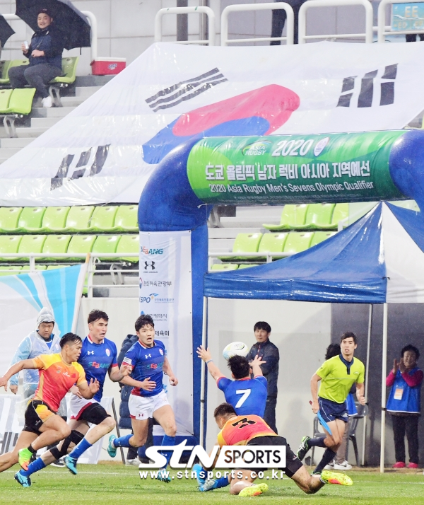 24일 인천 남동아시아드 럭비경기장에서 열린 '2020 도쿄 올림픽 남자 럭비 아시아 지역예선'  4강 중국전에서 한국 선수들이 투혼을 펼치고 있다.