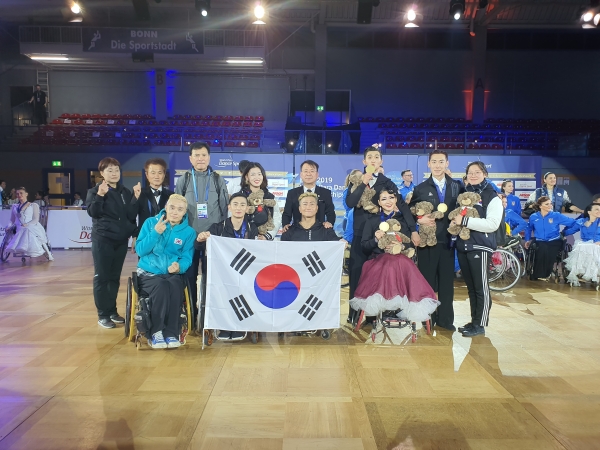 한국 장애인댄스스포츠 국가대표팀이 독일 본(Bon)에서 개최딘 ‘2019 월드 파라 댄스스포츠 챔피언쉽 대회’에서 금메달 2개, 은메달 1개 등 총 3개를 획득했다. 국가대표 선수단이 기념 사진을 촬영하고 있다.