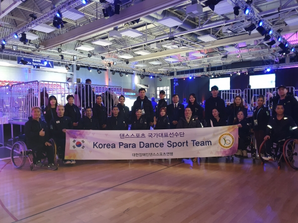 한국 장애인댄스스포츠 국가대표팀이 독일 본(Bon)에서 개최딘 ‘2019 월드 파라 댄스스포츠 챔피언쉽 대회’에서 금메달 2개, 은메달 1개 등 총 3개를 획득했다. 국가대표 선수단이 기념 사진을 촬영하고 있다.