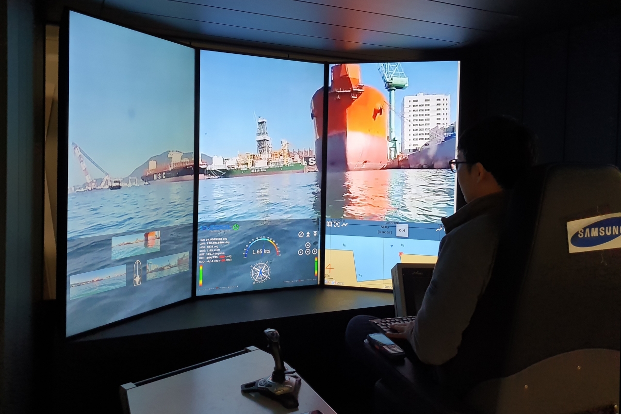 삼성중공업 선박해양연구센터(대전) 내 원격관제센터에서 자율운항 중인 모형선박 'Easy Go(이지 고)'에 장착된 고성능 카메라를 통해 거제 조선소 주변 및 장애물을 확인하는 모습.