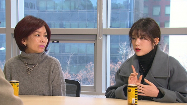 그룹 모모랜드의 전 멤버 데이지(오른쪽)와 그의 어머니(왼쪽)가 KBS1 ‘뉴스9’에 출연했다.
