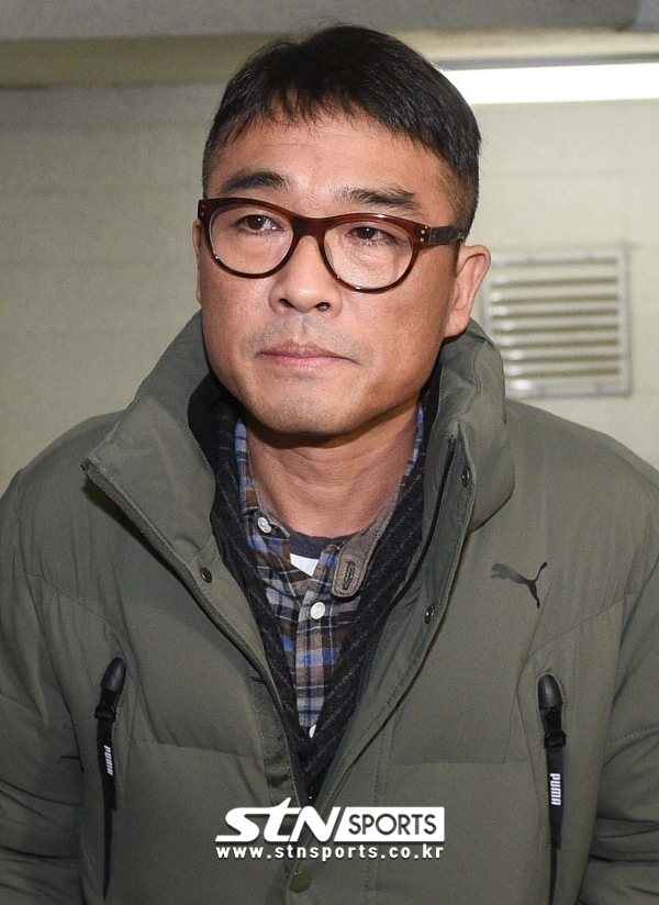 성폭행 혐의를 받고 있는 김건모가 15일 경찰에 출석했다