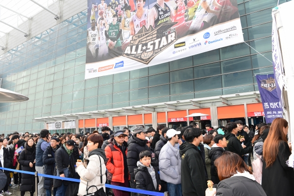 2019-2020 프로농구 올스타전을 보기위해 인천삼산월드체육관을 찾은 관중