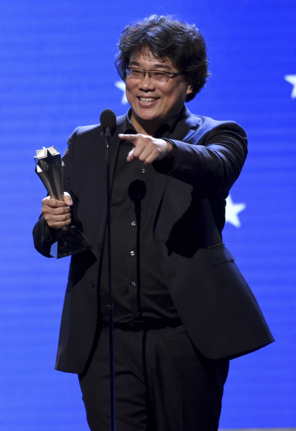 봉준호 감독이  미국 크리틱스 초이스 어워드 시상식에서 감독상과 외국어영화상을 수상한 후 기뻐하고 있다.