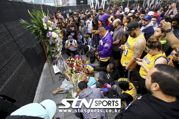 LA 레이커스 홈구장인 스테이플스 센터에서 코비 브라이언트의 죽음을 애도하는 팬들