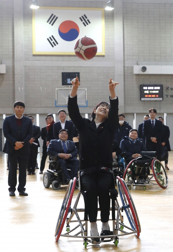대한장애인체육회는 30일 오전 경기도 이천훈련원에서 2020년도 국가대표 훈련 개시식을 개최했다. 최윤희 문체부 제2차관이 휠체어 농구 체험을 하고 있다.