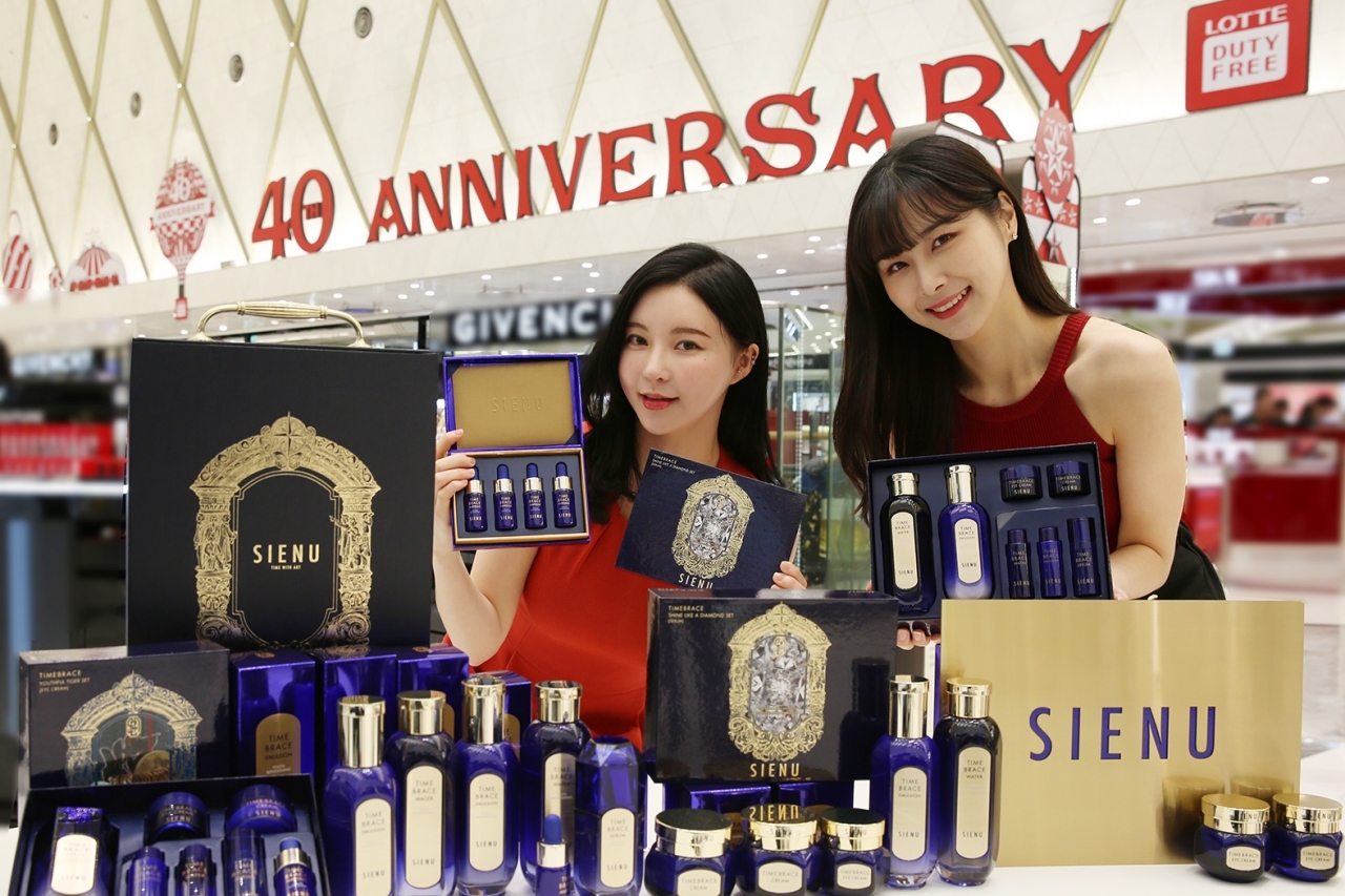 롯데면세점이 창립 40주년을 기념해 K-BEAUTY를 대표하는 아모레퍼시픽과 공동 개발한 화장품 브랜드 시예누(SIENU, 时姸露)를 단독 론칭한다.