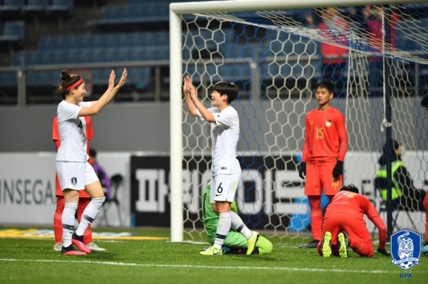 박예은이 3일 저녁 7시 제주월드컵경기장에서 열린 '2020 도쿄올림픽 여자축구 아시아 최종예선' A조 1차전 미얀마(44위)전에서 골을 넣고 기뻐하고 있다.