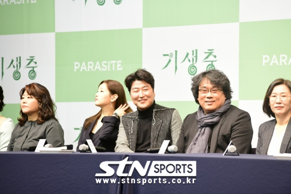 19일 서울 중구 소공동 웨스틴조선호텔서울 그랜드볼룸에서 ‘기생충’의 기자회견이 진행됐다.
