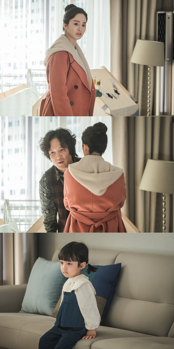 오는 22일 방송되는 tvN 새 토일드라마 ‘하이바이,마마!' 측이 첫 방송을 이틀 앞두고 ‘고스트 엄마’ 차유리(김태희 분)의 비밀스러운 대면을 포착했다