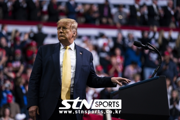 도날드 트럼프 대통령이 20일(현지시간) 미국 콜로라도주 콜로라도 스프링스의 브로드무어 월드아레나에서 유세를 하고 있다.