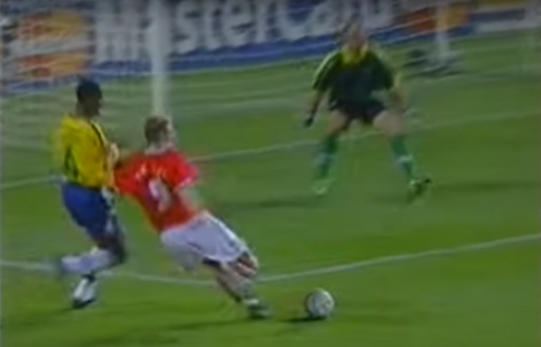 1998년 월드컵서 맹활약한 플로. 브라질전 득점 장면