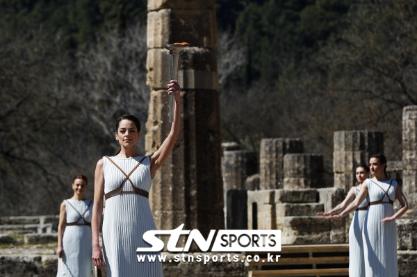 고대 올림픽 발상지인 그리스 올림피아 헤라 신전에서 진행된 성화 채화
