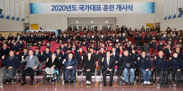 대한장애인체육회는 30일 오전 경기도 이천훈련원에서 2020년도 국가대표 훈련 개시식을 개최했다. 관계자 및 선수단이 2020 도쿄 패럴림픽 선전을 다짐했다.