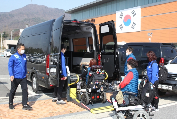 3월 31일 이천훈련원에서 국가대표 보치아선수단이 퇴촌하기 위해 차에 오르고 있다.