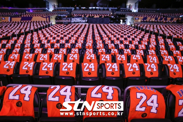 NBA LA 레이커스 구단이 1월 31일(현지시간) 미국 캘리포니아주 로스앤젤레스의 스테이플스 센터에서 열리는 포틀랜드 트레일블레이저스와의 경기에 앞서 코비 브라이언트의 등 번호가 새겨진 티셔츠를 관중석에 비치해 고인을 기리고 있다.
