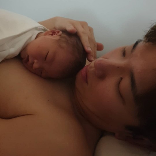 장성규는 28일 자신의 인스타그램에 “잘자요. 따뜻해”라는 글과 함께 아기와 함께한 사진 한 장을 공개했다.