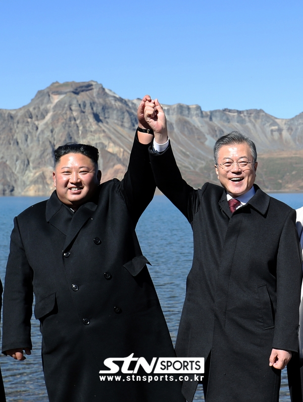 문재인 대통령(우측)과 김정은 북 국무위원장(좌측)