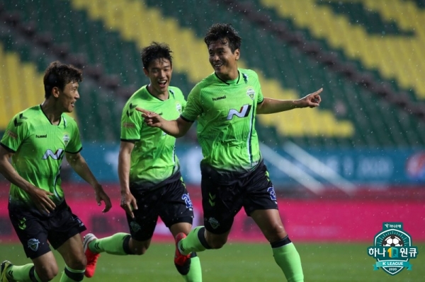 8일 전주월드컵경기장에서 열린 하나원큐 2020 K리그1 개막전에서 결승골을 넣은 이동국이 환호하고 있다.