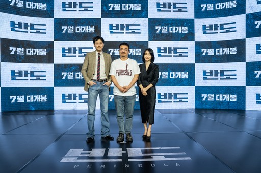 영화 '반도'의 강동원(왼쪽부터), 연상호, 이정현