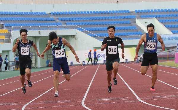 9일 경북 예천종합운동장에서 개막한 '제49회 전국종별육상경기선수권대회' 남자 일반부 100m에 출전해 10초39를 기록으로 우승한 김국영이 질주하는 모습.