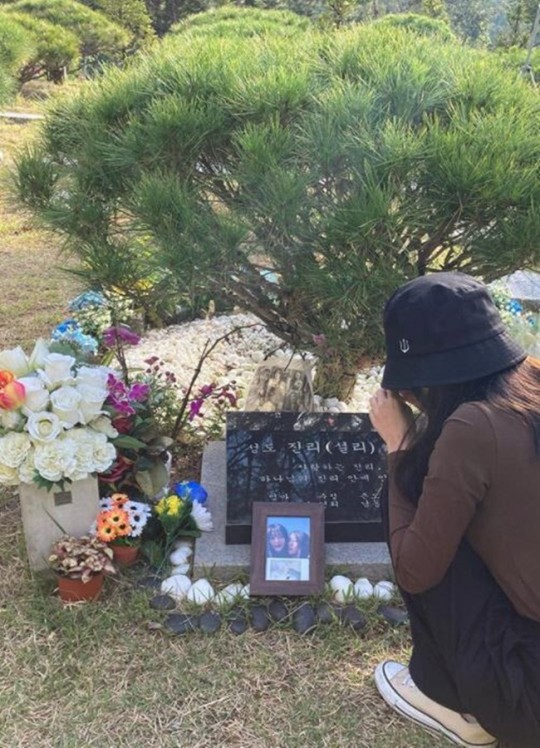 배우 김선아가 '故 설리 1주기'를 맞아 묘소를 방문했다.