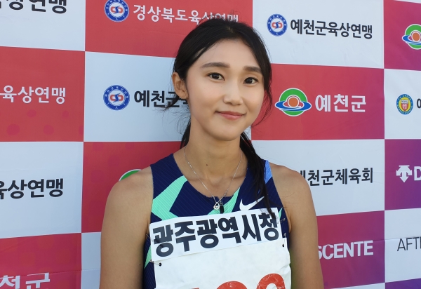 강다슬이 21일 오후 경북 예천공설운동장에서 열린 '2020 예천 전국 대학·일반육상경기대회' 여자 일반부 200m 결승에 출전해 24초47로 우승하며 대회 2관왕에 올랐다.
