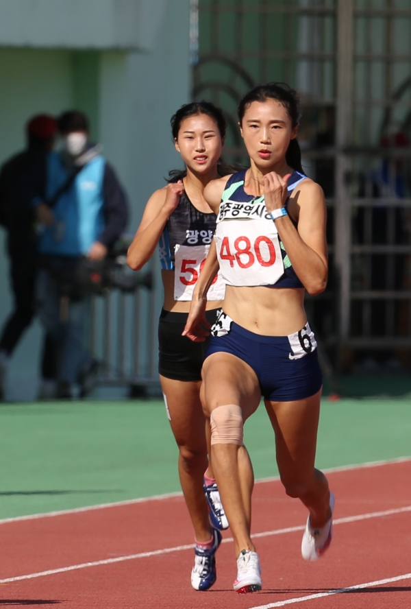 강다슬이 21일 오후 경북 예천공설운동장에서 열린 '2020 예천 전국 대학·일반육상경기대회' 여자 일반부 200m 결승에 출전해 24초47로 우승하며 대회 2관왕에 올랐다. 100m 결선에서 역주하는 강다슬.