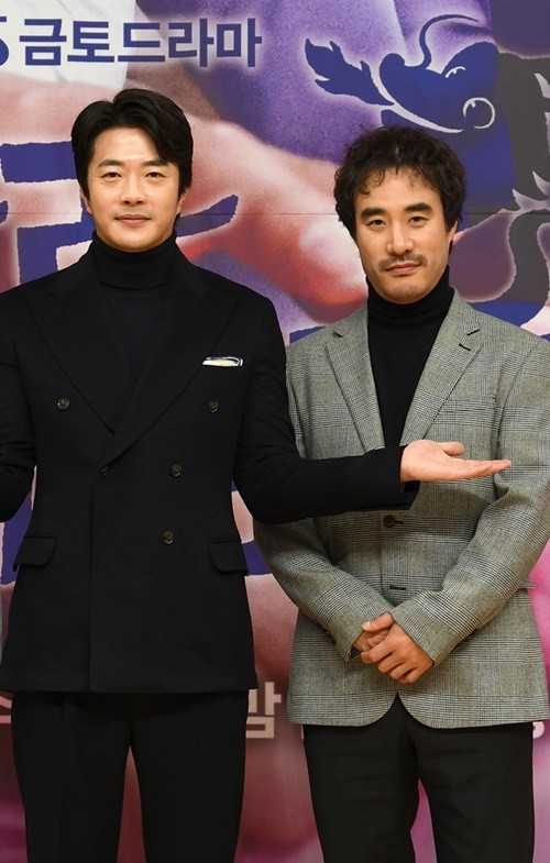 배우 권상우(左)와 배성우