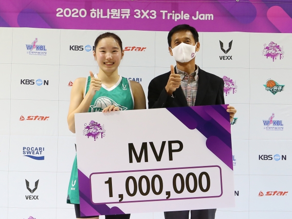 MVP에 선정된 김지영(좌측)