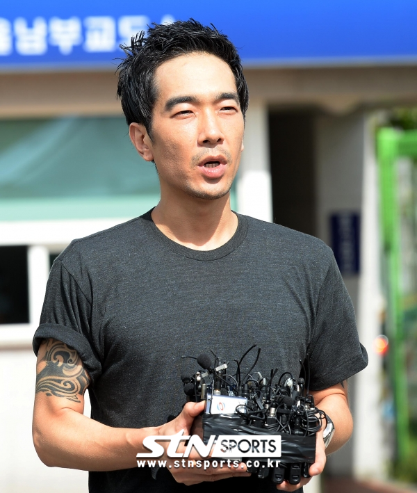 가수 고영욱이 지난 2015년 7월 10일 서울 구로구 남부교도소에서 출소하며 취재진과 인터뷰를 하는 모습