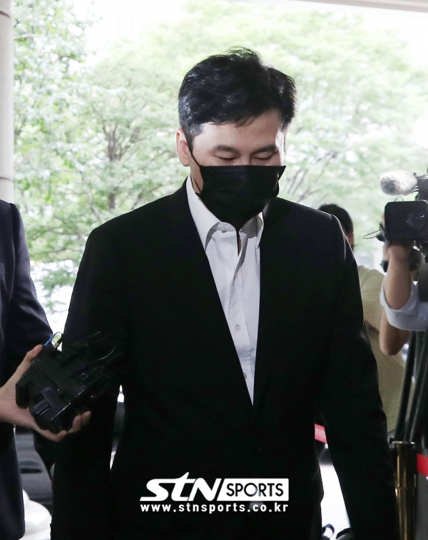 불법 도박을 한 혐의를 받는 양현석 전 YG 엔터테인먼트 대표가 1차 공판에 출석하기 위해 9월 9일 오후 서울 마포구 서울서부지방법원으로 들어서고 있다.