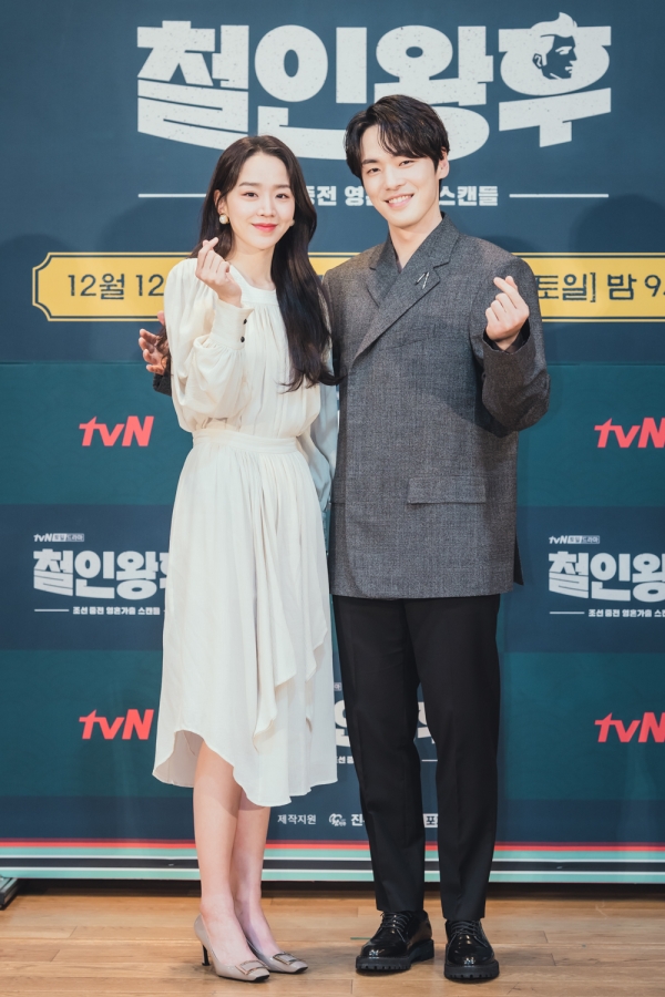 배우 신혜선(左), 김정현