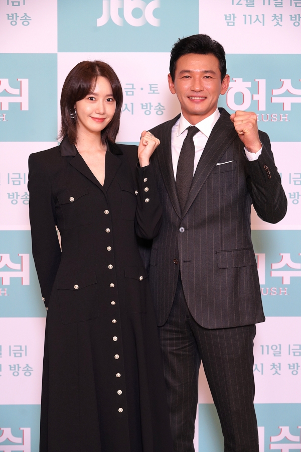 배우 임윤아(左)와 황정민