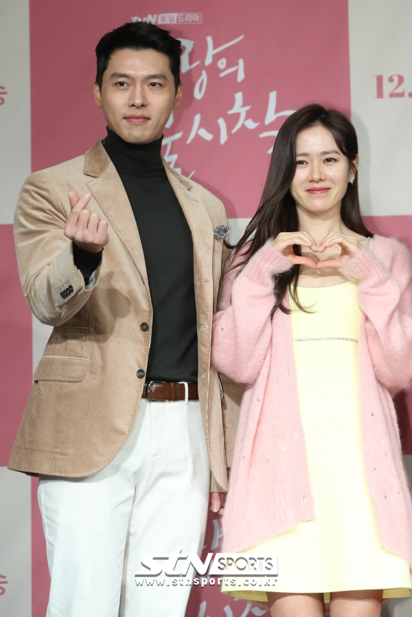tvN 드라마 ‘사랑의 불시착’에서 함께 호흡 중인 현빈(오른쪽)과 손예진