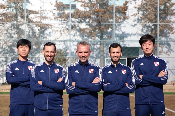 (왼쪽부터)김치곤 코치, 브루노 코치, 페레즈 감독, 프란시스코 피지컬코치, 박지훈 GK 코치